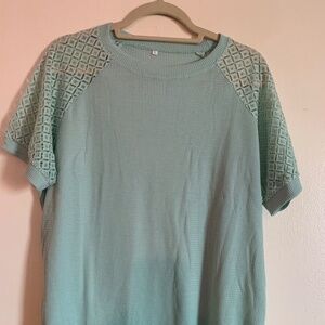 Alishebuy. Women’s short-sleeved pullover with embroidery design on the sleeves.